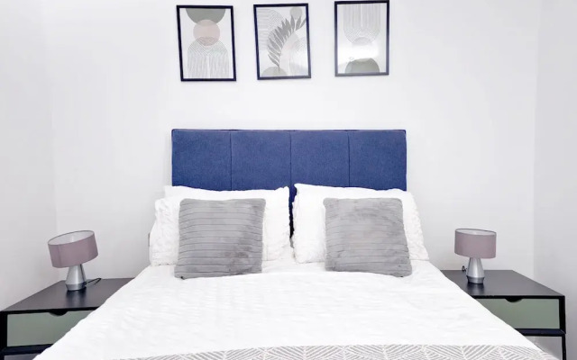 Salford - 2 Bed Apartment - Sleeps 4 - Wifi