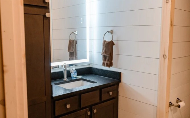 Bigfoots Retreat 2 Bedroom Chalet by RedAwning