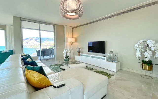 Lux Apartment first row