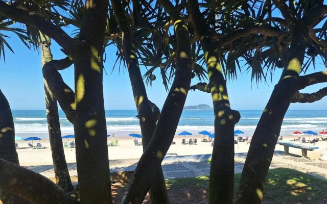 Pé na areia do Guarujá - Praia do Tombo (F)