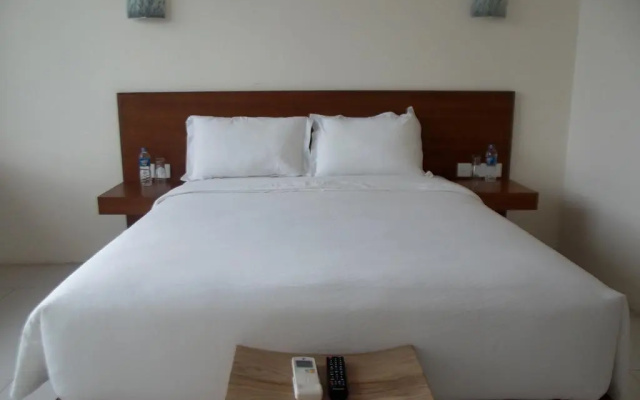 L Bajo Hotel