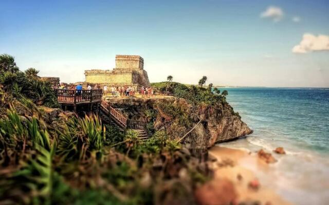 Chic-Modern Apt w/Pool, Garden, Parking & 3 Bikes