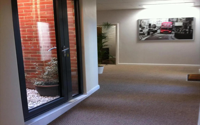 Lyall Apartment Hotel