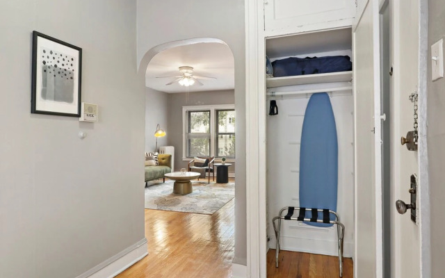 1BR Apt with Modern Elegance in Boystown