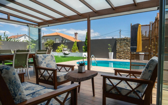 Villa con piscina a pie de playa