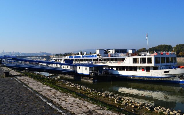 Fortuna Boat Hotel and Restaurant