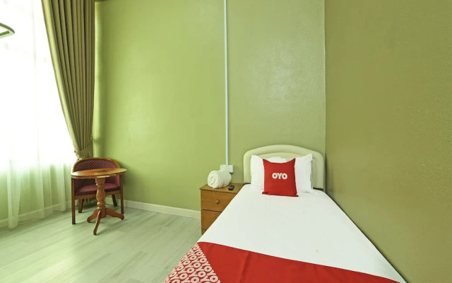 Oyo 90639 Hotel Azimah