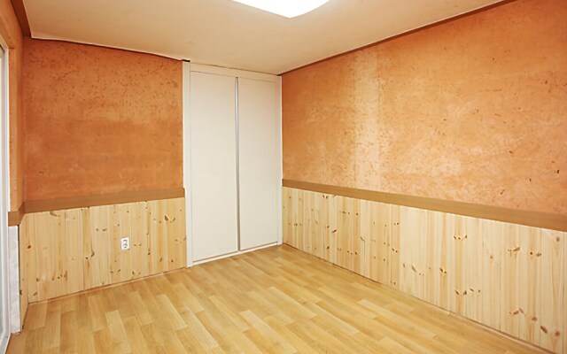 Hongcheon Giwajip View Pension