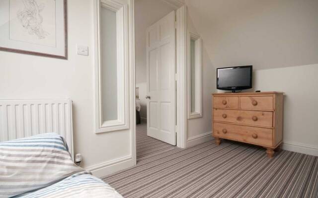 No 3 The Hinges
