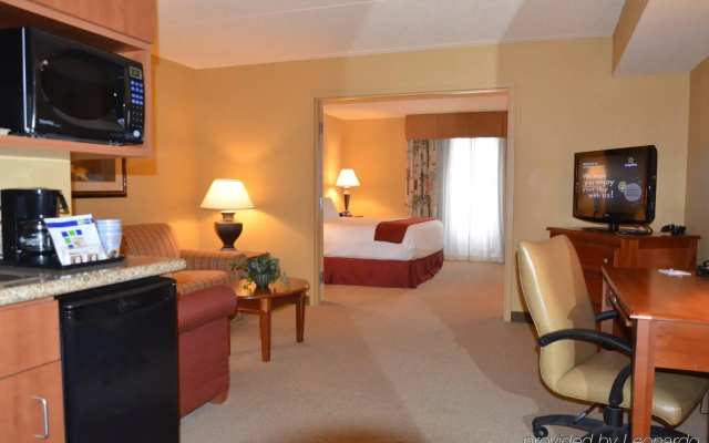 Holiday Inn Express & Suites Bloomington by IHG