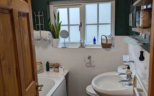 2 Bed Cottage - Sleeps 4 - Garden, Pets, Wifi