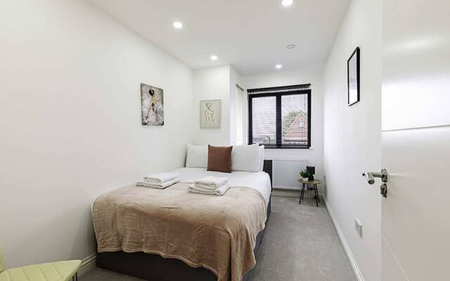 Spacious and Beautiful Apartment In Hanwell