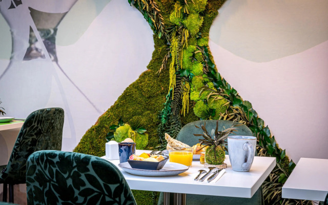 Hotel Ariane Montparnasse by Patrick Hayat