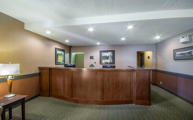 Econo Lodge & Suites