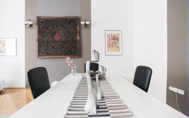 Royal Center Apartment