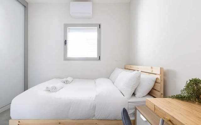 Chic Urban Getaway with Balcony & Mamad by Sea N Rent