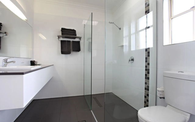 Coopers Colonial Motel