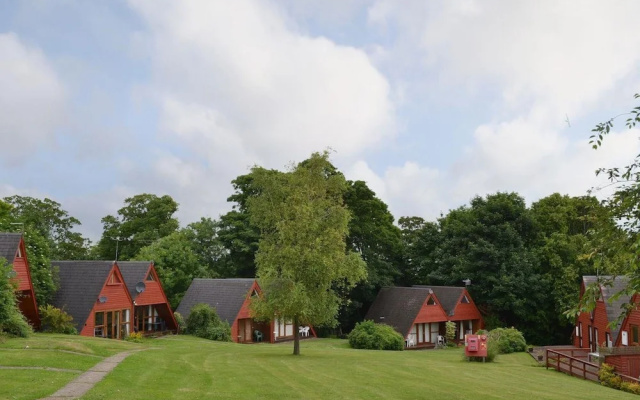 Chalet-sleeps6-parking-garden-pool