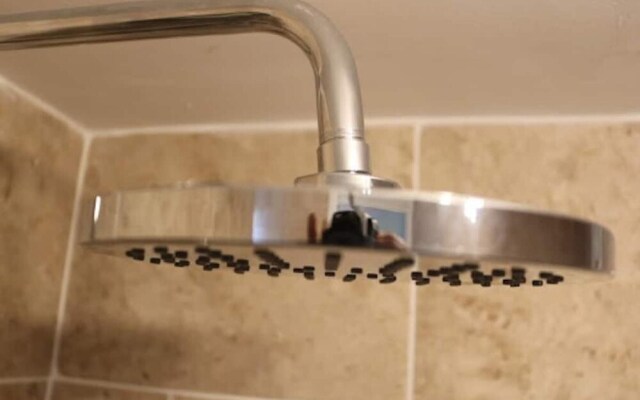 12 Guests 5-bedroom House in Central Birmingham