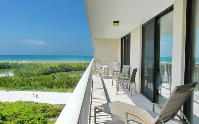 Inviting Condo on Beach With Pool and Tennis Courts