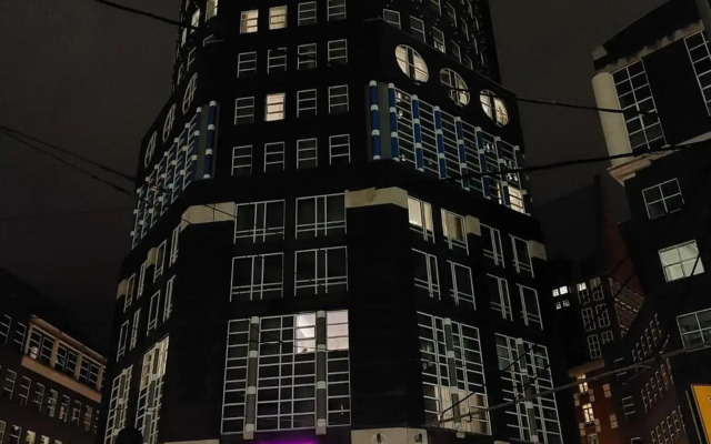 Moxy the Hague