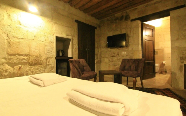 Tafana Cave & Stone Lodge
