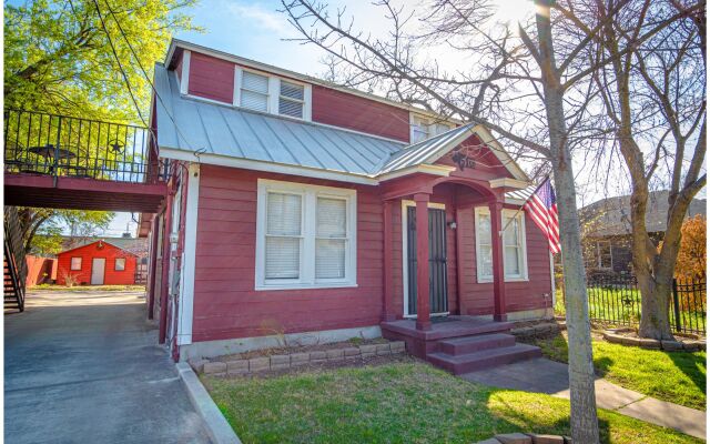 The Highland House 5BR Huge Patio 2 Miles to DT