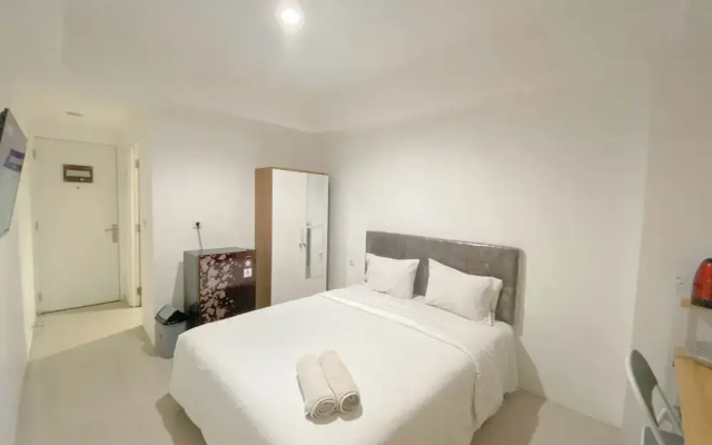 Simple White Accent Studio At Apartment Paltrow City
