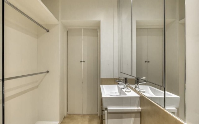 Spacious 2bed/2bath Apt, 5mins to Victoria St