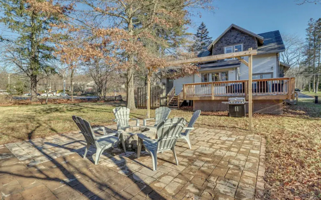 Charming Tannersville Home w/ Fire Pit + Deck!