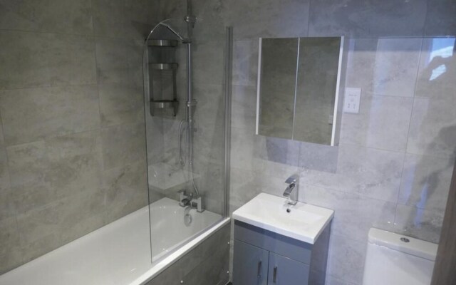 Immaculate 12-bed House Good Amenities in Wigan