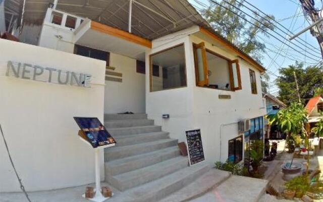 Neptune Guesthouse, Hostel and Restaurant