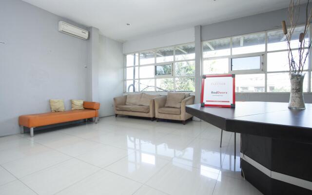 RedDoorz near Suroboyo Carnival Park