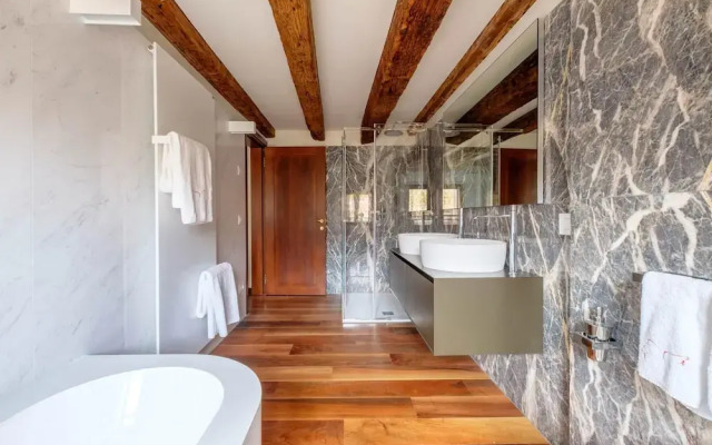 Lido - Stylish San Marco Apartment on Grand Canal