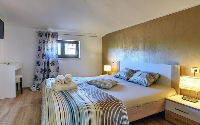 Villa With Pool and Sunshade in Rovinj