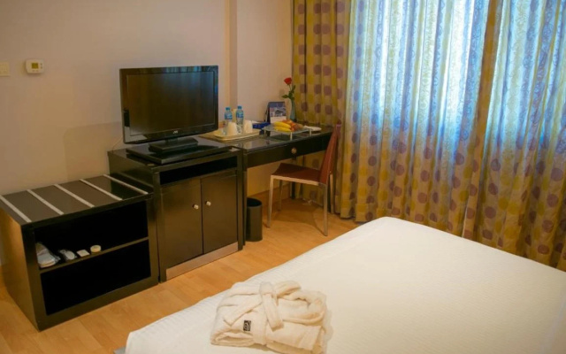 Corniche Hotel & Suites