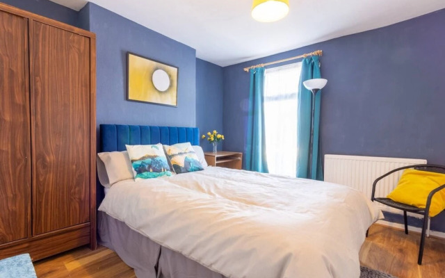 Authentic London - Four Bedroom Victorian House