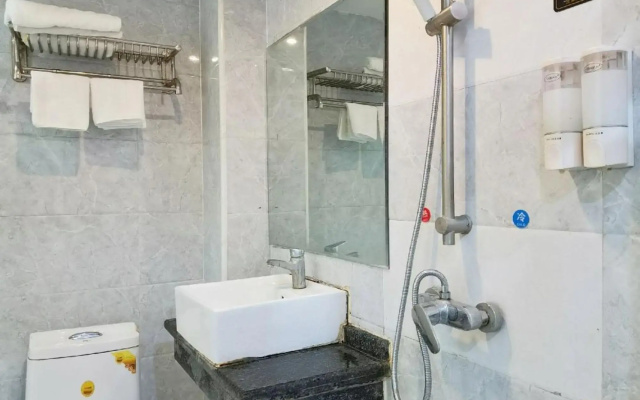 Kailaifu Haoting Hotel (Nanning Binhu Road Metro Station)