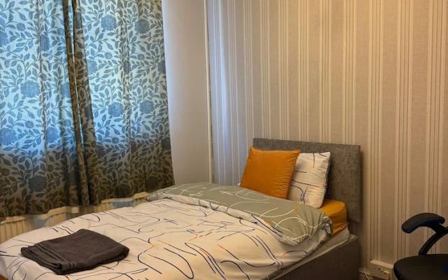 Spacious 6 Bedroom Family House