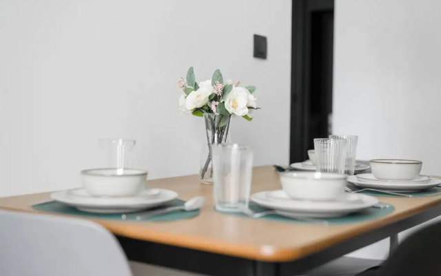 Poznan Apartment With Desk by Renters
