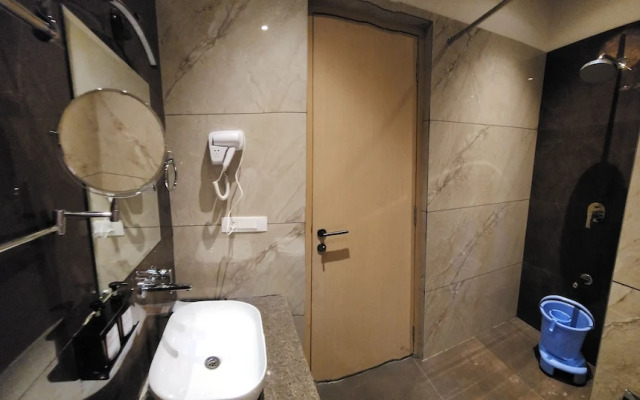 OYO 10323 Hotel Gorbandh