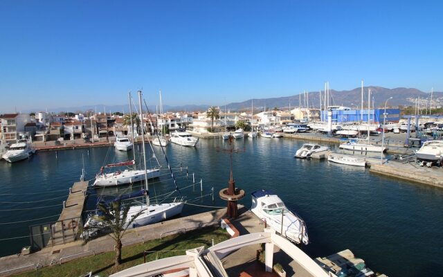 Comely Holiday Home in Empuriabrava With Barbecue