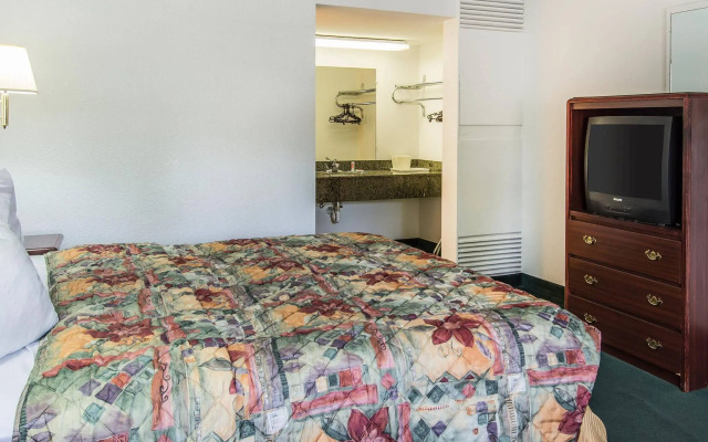 Econo Lodge Inn & Suites Spokane