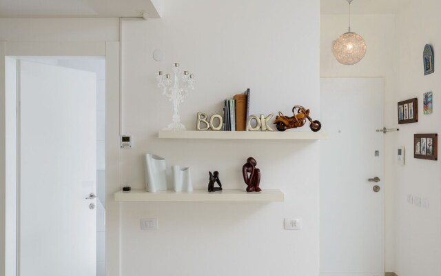 High Standard Seaside Apartment w/ Parking