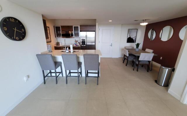 2br2bd, Downtown, Cal King