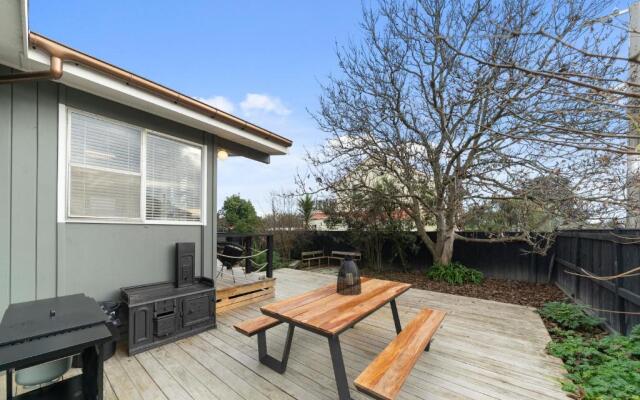 The Walnut Tree House - Martinborough Holiday Home