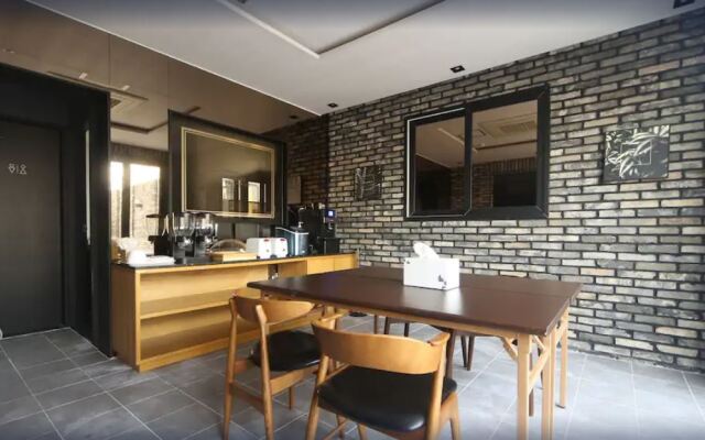 Brown Dot Hotel Beomil
