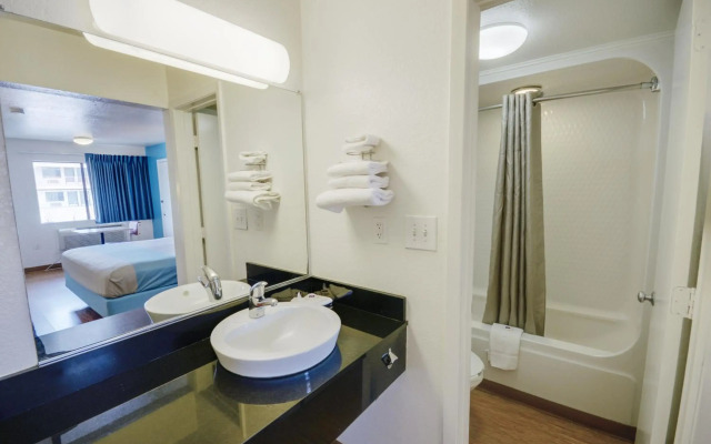 Motel 6 Webster, TX - Houston - Nasa Lake