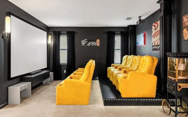 Upstay - Guest Home w Cinema Theme Rooms