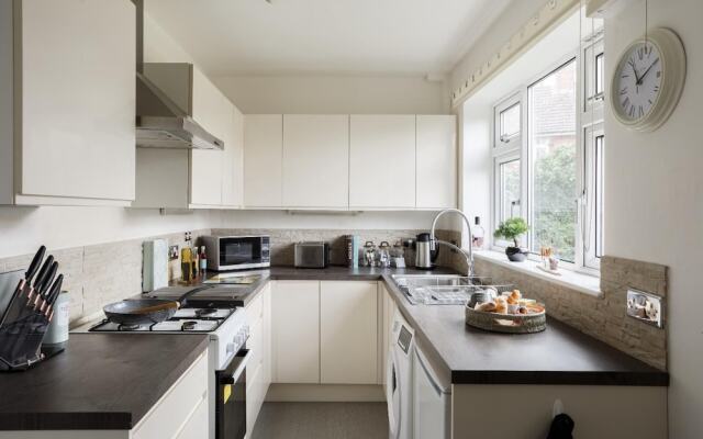 Two-bed House Sleeps 5 With Large Garden & Parking